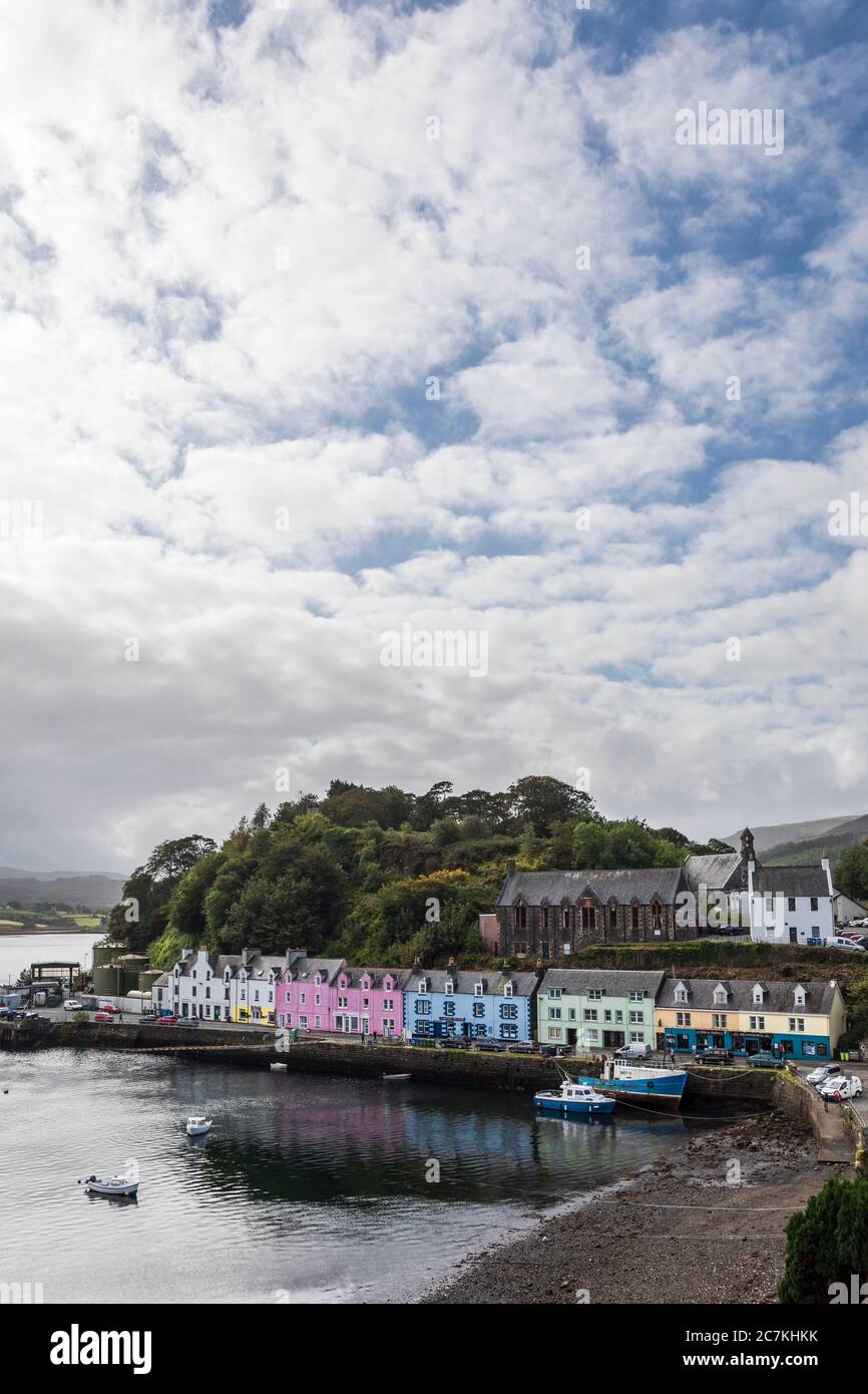 Farbenfroh bemalte Cafés und Restaurants am Hafen von Portree, Isle of Skye, Schottland Stockfoto