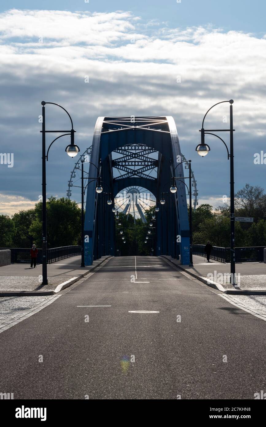 Deutschland, Sachsen-Anhalt, Magdeburg: Blick über die Sternbrücke auf ein 55 Meter langes Riesenrad. Es wurde mitten in einer Coronakrise gebaut. Wann es betrieben werden kann, ist noch unklar. Stockfoto