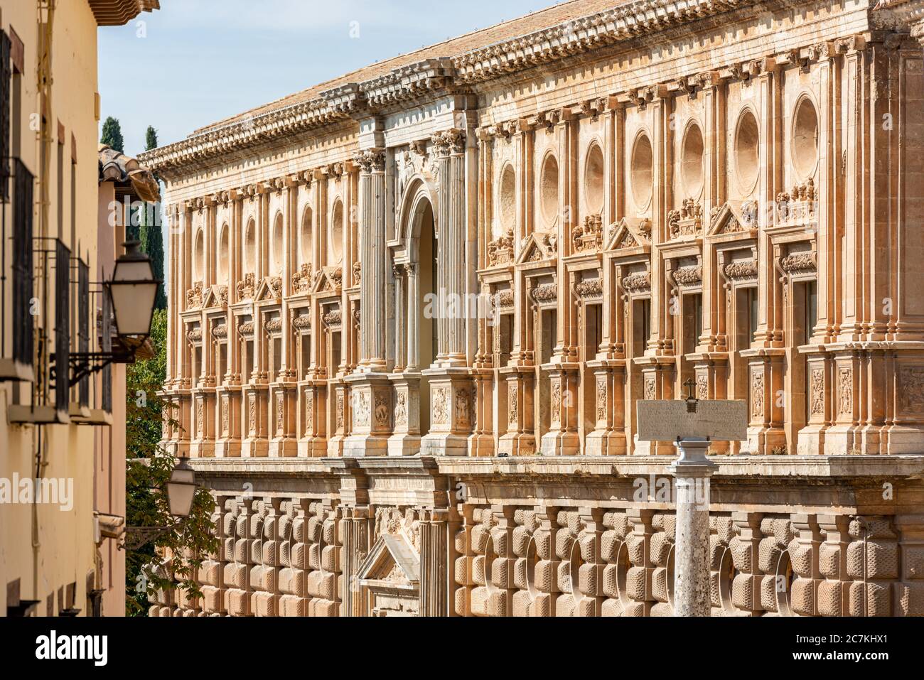 Die Südfassade des Palastes von Karl V. in Die Alhambra im späten Nachmittag Sonnenlicht zeigt seinen Reichtum an Renaissance-Detail und rustikales Mauerwerk Stockfoto