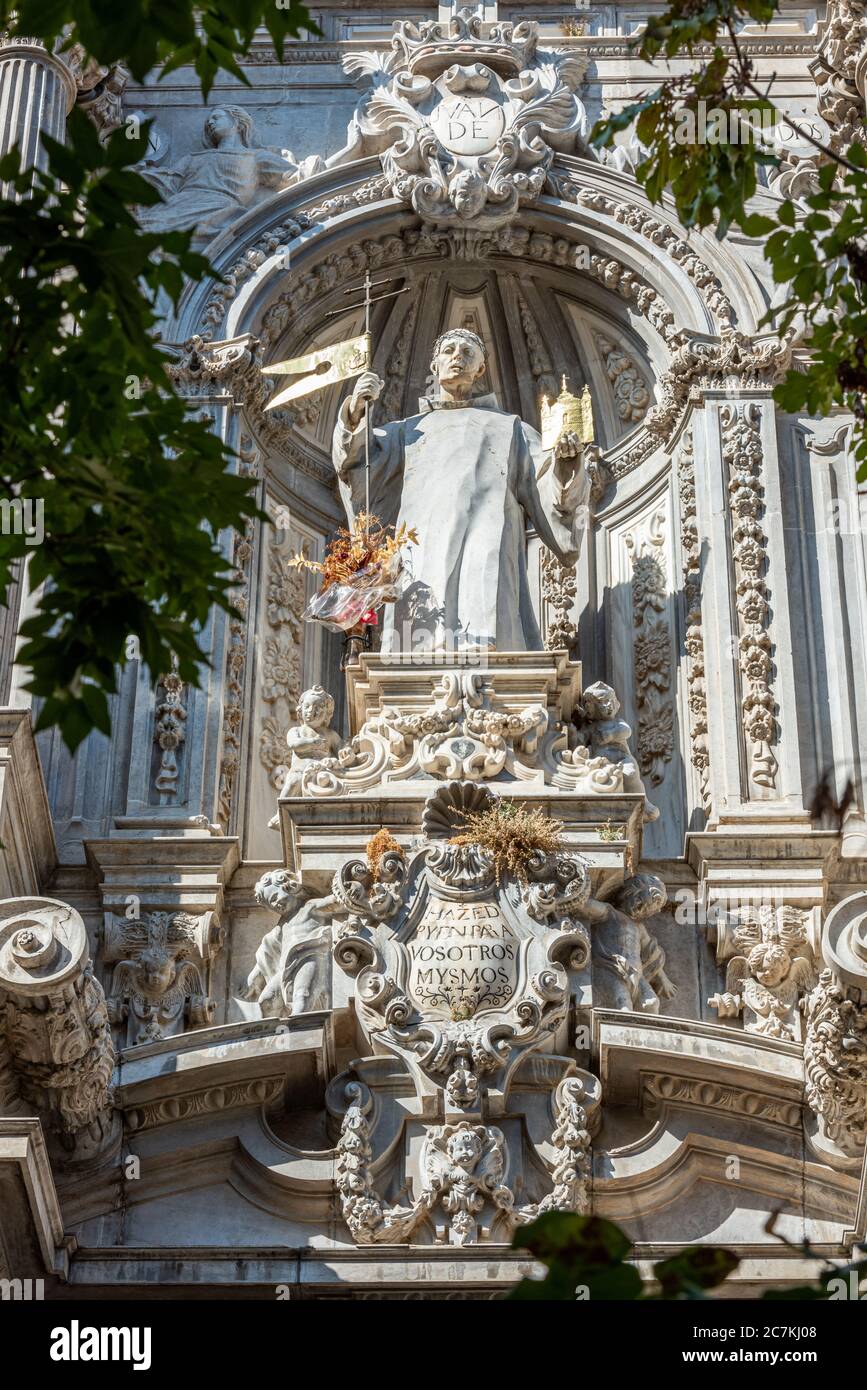 San Juan de Dios, der schutzpatron von Granada, steht auf einem verzierten Sockel an der Fassade der Iglesia de San Juan de Dios. Stockfoto