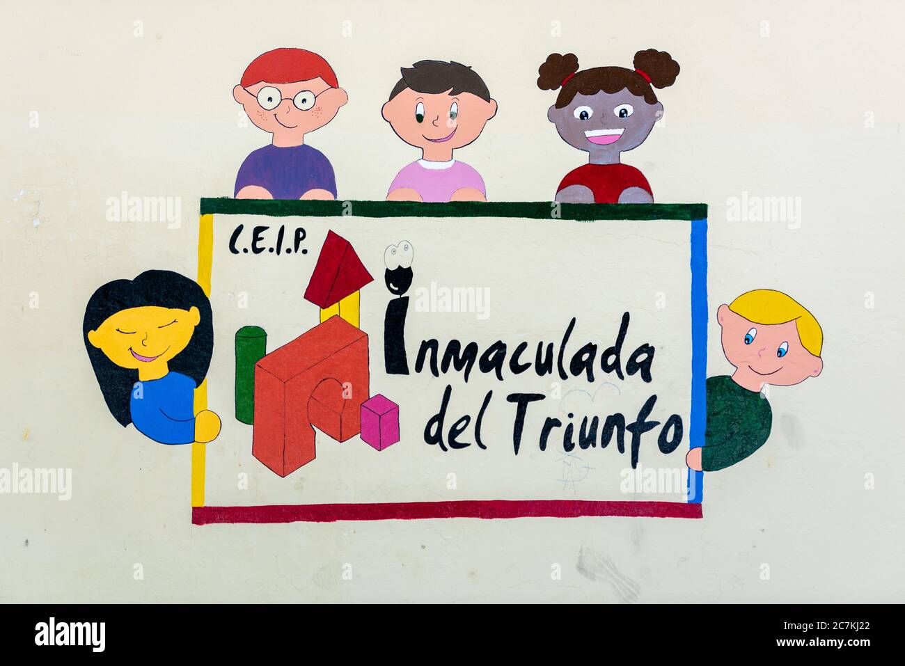 Ein buntes Zeichen für CEIP Immaculada del Triunfo, Grundschule in Granada. Stockfoto