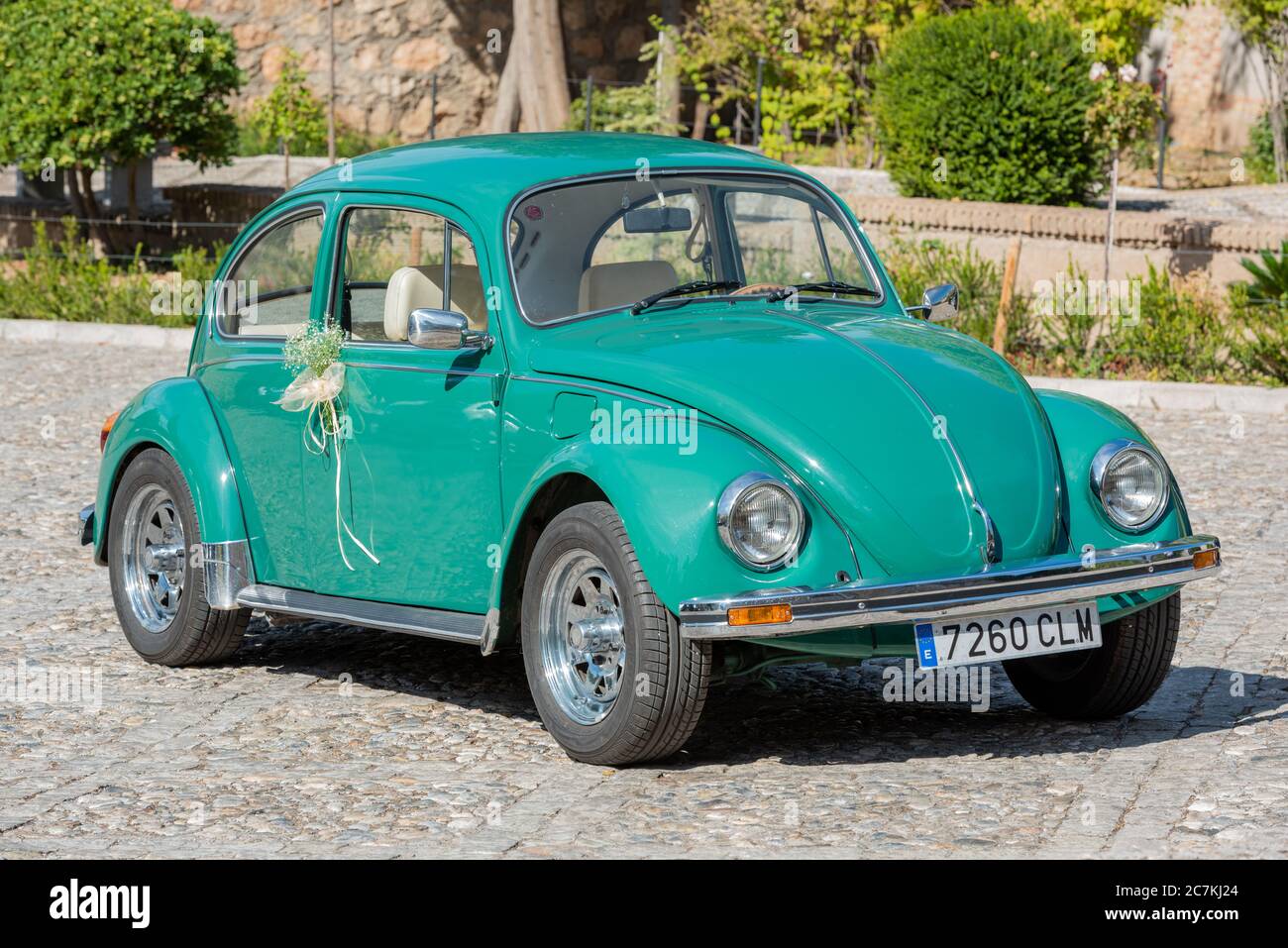 Ein leuchtend grüner VW Käfer Hochzeitswagen im Monasterio de la Cartuja de Granada, dem Kartäuserkloster in Granada. Stockfoto