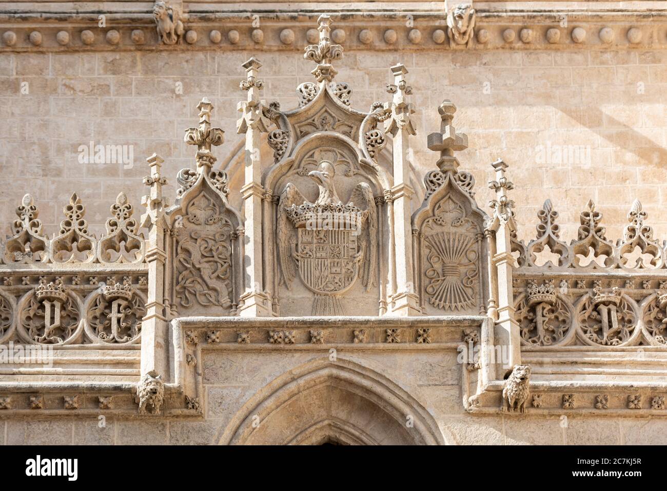 Zarte Steindekoration auf dem Tempel der Königlichen Kapelle von Granada, die letzte Ruhestätte von Ferdinand von Aragon und Isabelle von Kastilien. Stockfoto