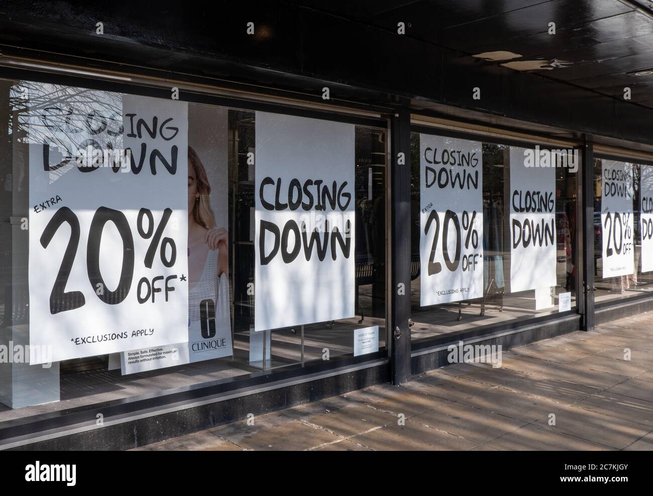 Schließung von Plakaten im Fraser-Haus in Birkenhead Wirral März 2020 Stockfoto