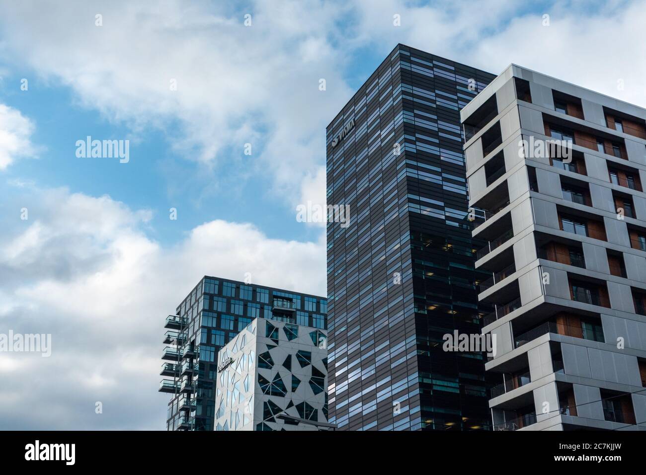 Oslo, Norwegen - 10. September 2019: Modernes Geschäftsviertel in Oslo am wolkenlosen Himmel. Bürogebäude des Barcode-Projekts in Bjorvika dist Stockfoto