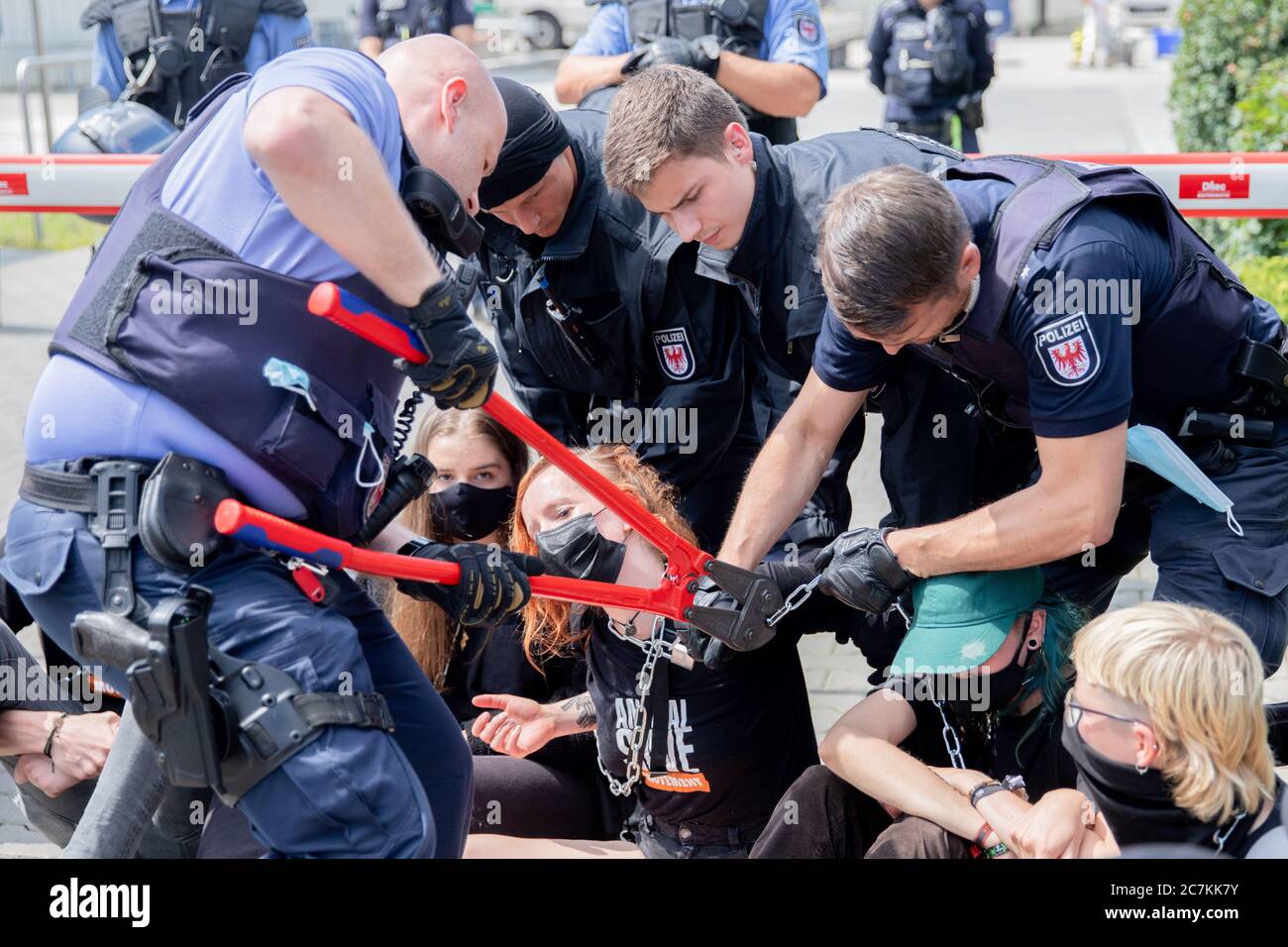 18. Juli 2020, Brandenburg, Königs Wusterhausen: Polizisten haben gefesselte Tierschutzaktivisten vor dem Eingang zum Schlachthof Wiesenhof in Niederlehme bei Königs Wusterhausen losgeschnitten. Quelle: dpa picture Alliance/Alamy Live News Stockfoto