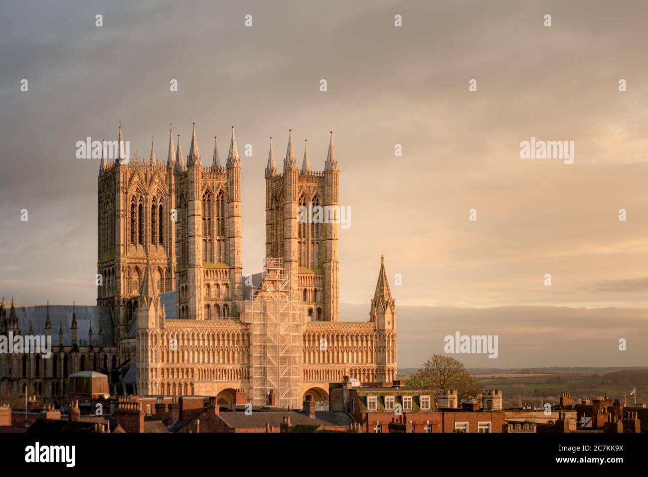 Faszinierender Blick auf die Lincoln Cathedral in Großbritannien Ein regnerischer Tag Stockfoto