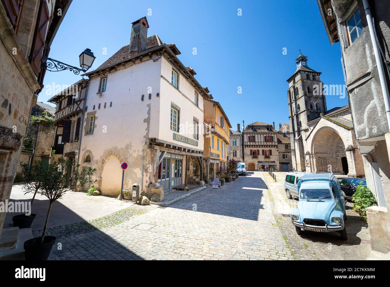 Blick auf den malerischen Platz vom Südportal der Abteikirche in Beaulieu-sur-Dordogne in Frankreich. Stockfoto