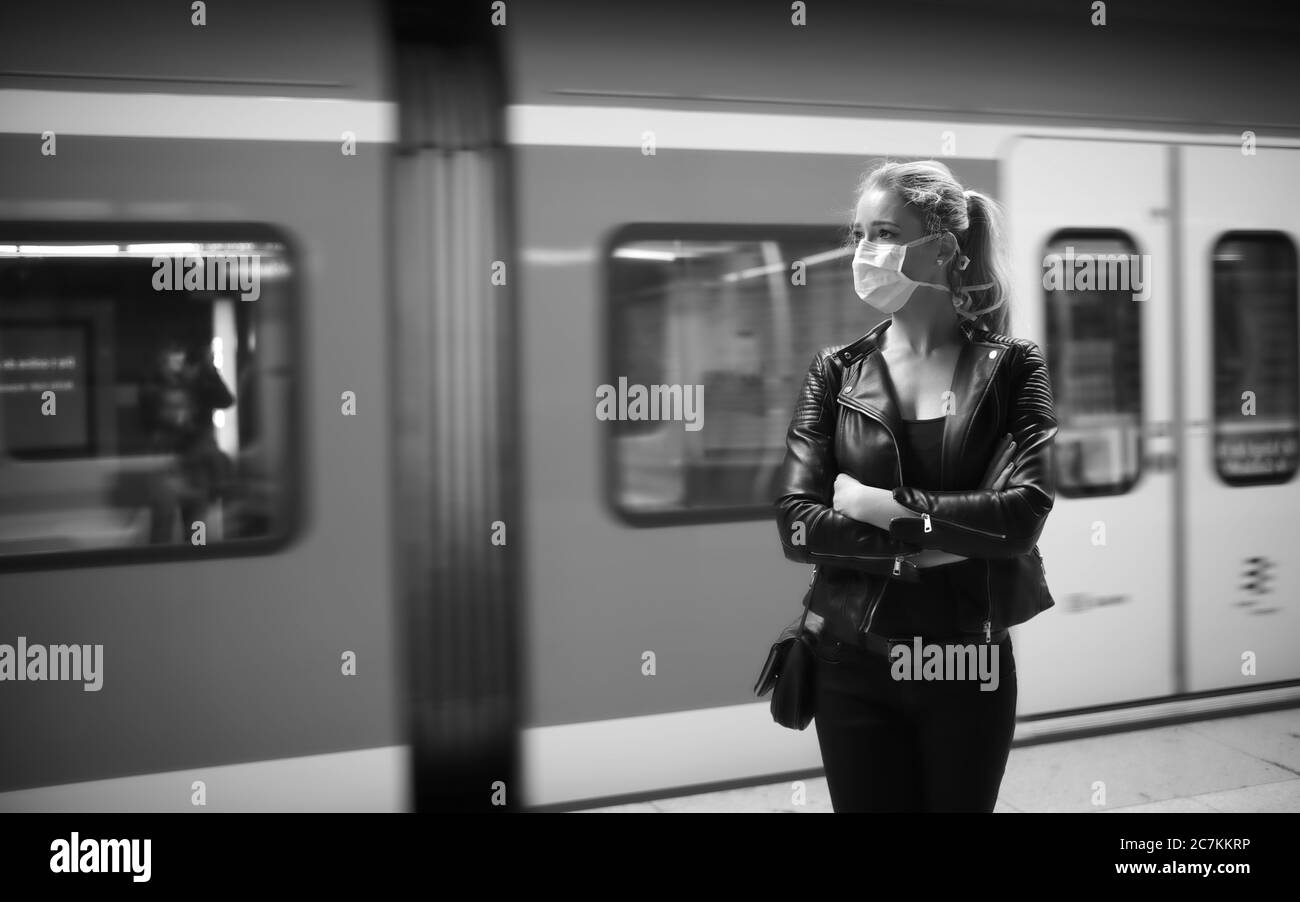 Frau mit Gesichtsmaske, wartet auf Zug, S-Bahn, Corona-Krise, Stuttgart, Baden-Württemberg, Deutschland Stockfoto