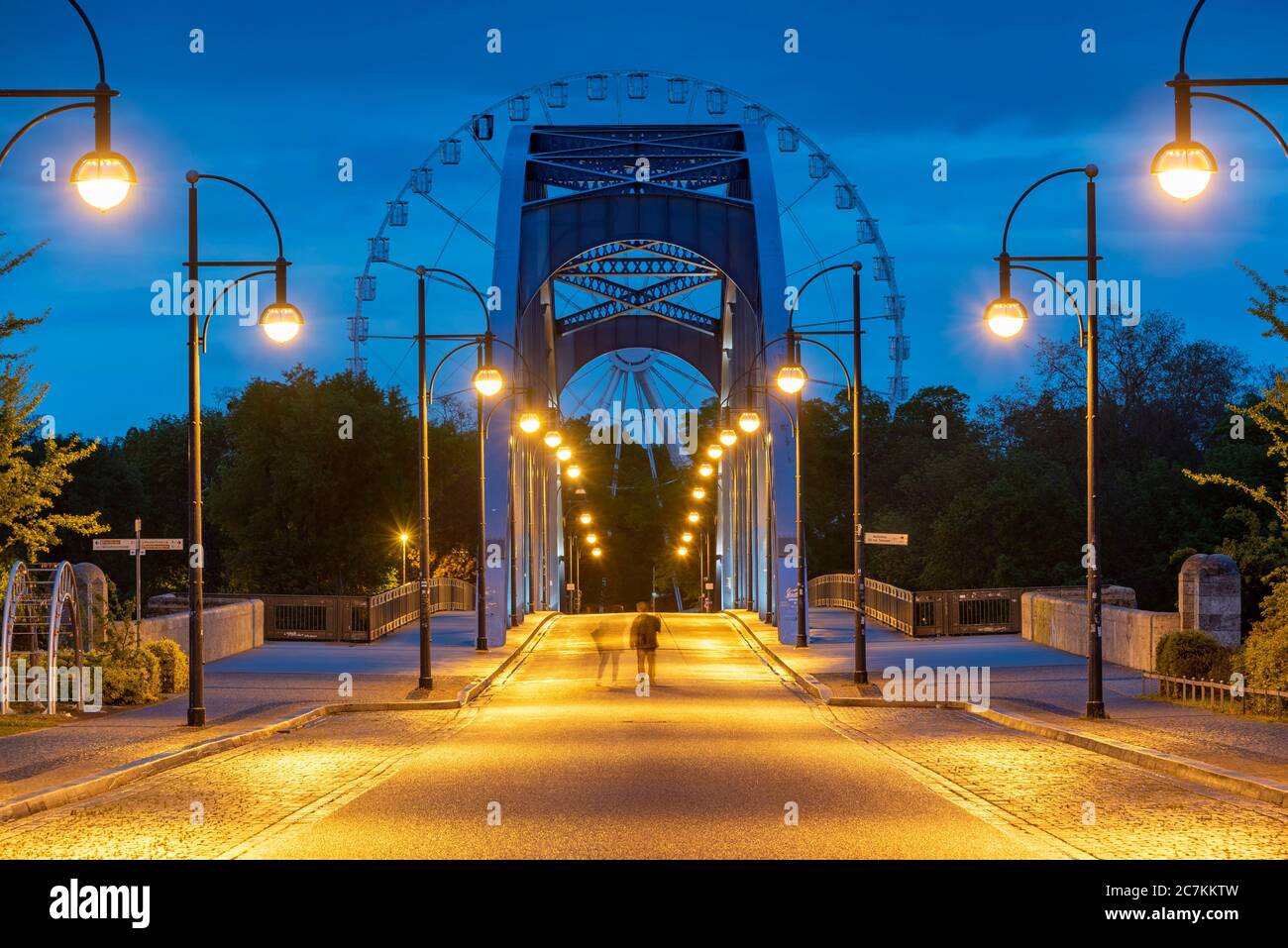 Deutschland, Sachsen-Anhalt, Magdeburg, Sternbrücke Riesenrad, blaue Stunde. Stockfoto