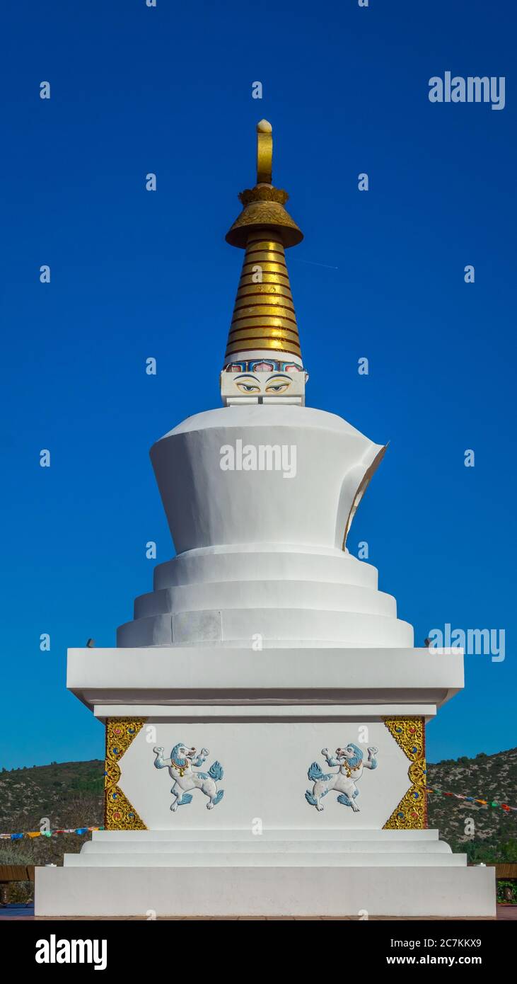 Vertikale Aufnahme von Stupa im parque natural del garraf in spanien Stockfoto