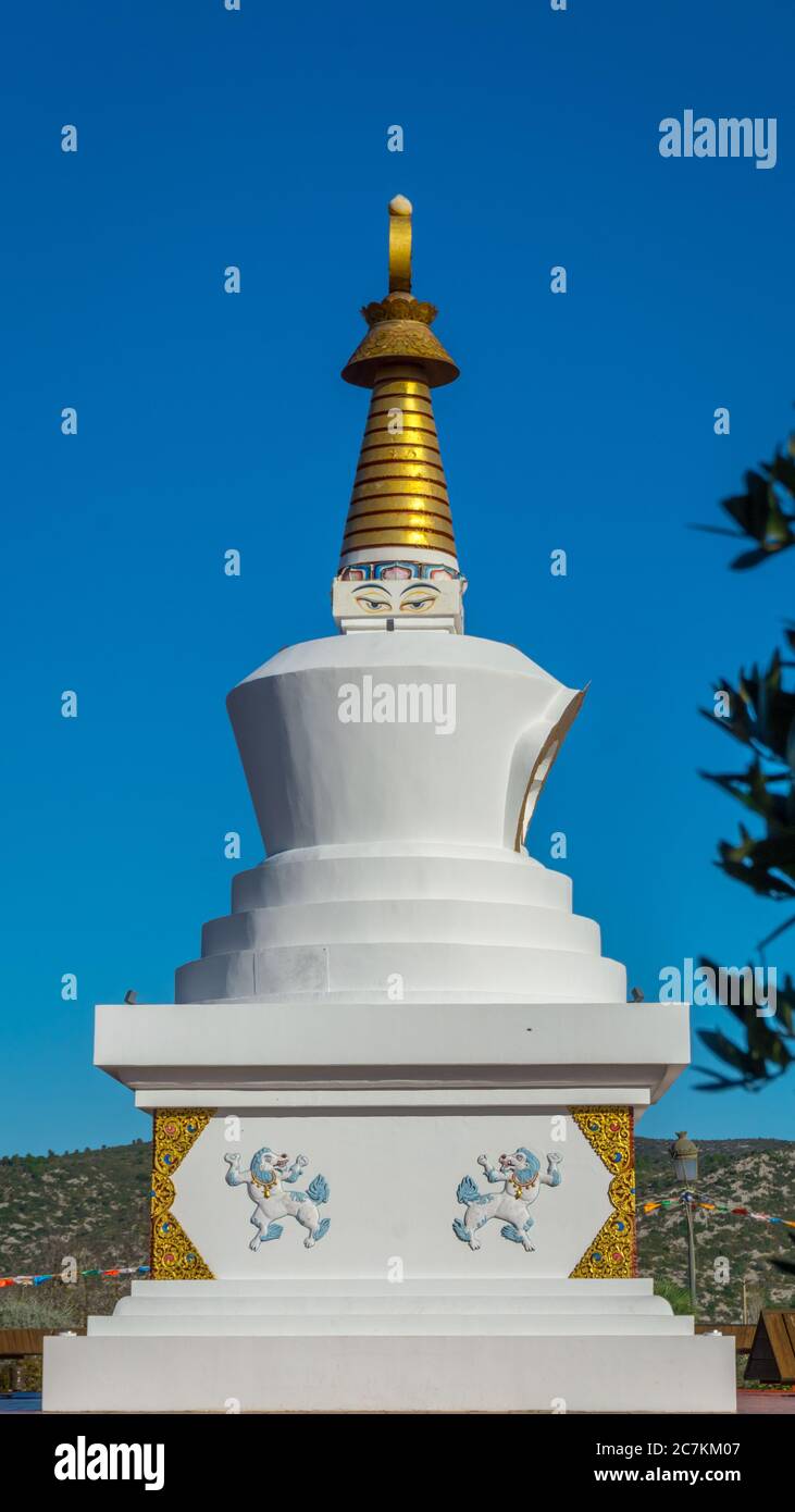 Vertikale Aufnahme von Stupa im parque natural del garraf in spanien Stockfoto