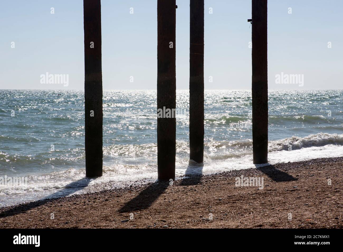 West Pier abgelöste Säulen silhouetted gegen den Ozean Stockfoto