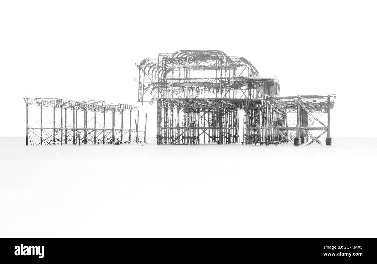 Über dem freiliegenden minimalistischen West Pier in monochromer Form Stockfoto