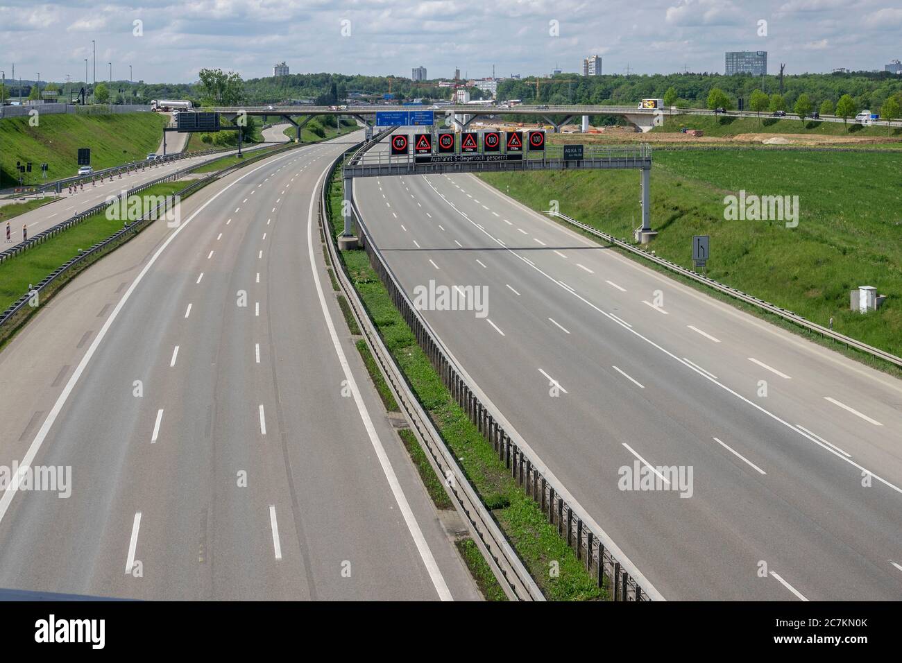 Deutschland, Baden-Württemberg, BAB 8, Flughafen Stuttgart, Stuttgart, leerer Autobahnanschluss auf der Ebene der Messe Stuttgart mit der A8 in beide Richtungen voll gesperrt Stockfoto