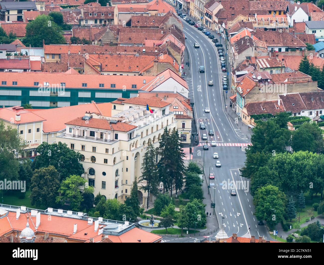 Brasov/Rumänien - 06.28.2020: Luftaufnahme mit einer der Hauptstraßen in Brasov (strada Lunga). Stockfoto