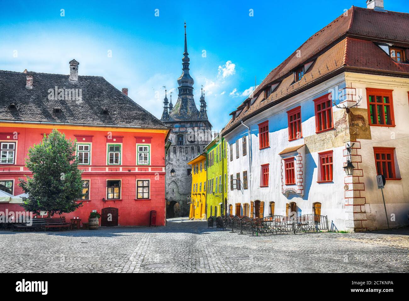 Atemberaubende Sommer Blick auf die mittelalterliche Stadt Sighisoara Stadt und Uhrturm von Sachsen, Siebenbürgen, Rumänien, Europa gebaut Stockfoto