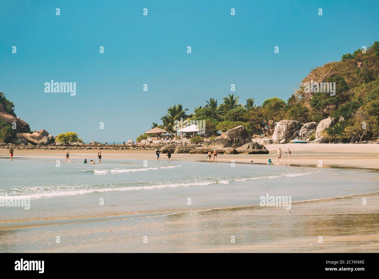 Canacona, Goa, Indien. Menschen, Die Am Palolem Beach Bei Sunny Summer Day Unter Blue Sky Ausruhen Stockfoto