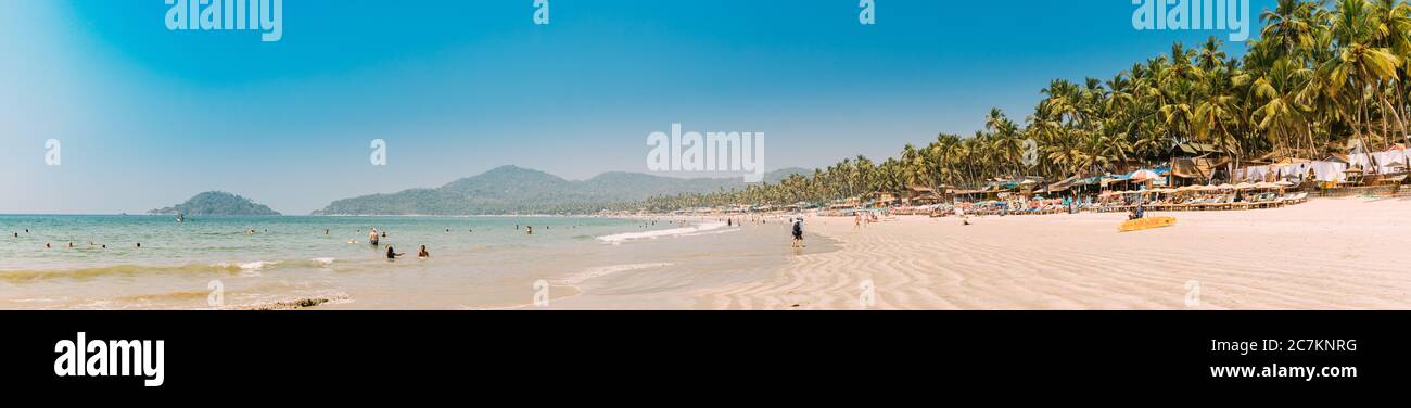 Canacona, Goa, Indien. Menschen, Die Am Palolem Beach Bei Sunny Summer Day Unter Blue Sky Ausruhen Stockfoto