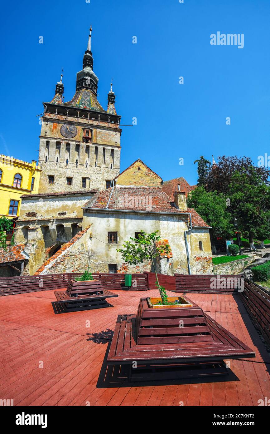 Berühmter Uhrturm von Sachsen in der schönen touristischen Stadt Sighisoara gebaut. Rastplatz mit Bänken, Sighisoara, Siebenbürgen, Rumänien, Europa Stockfoto