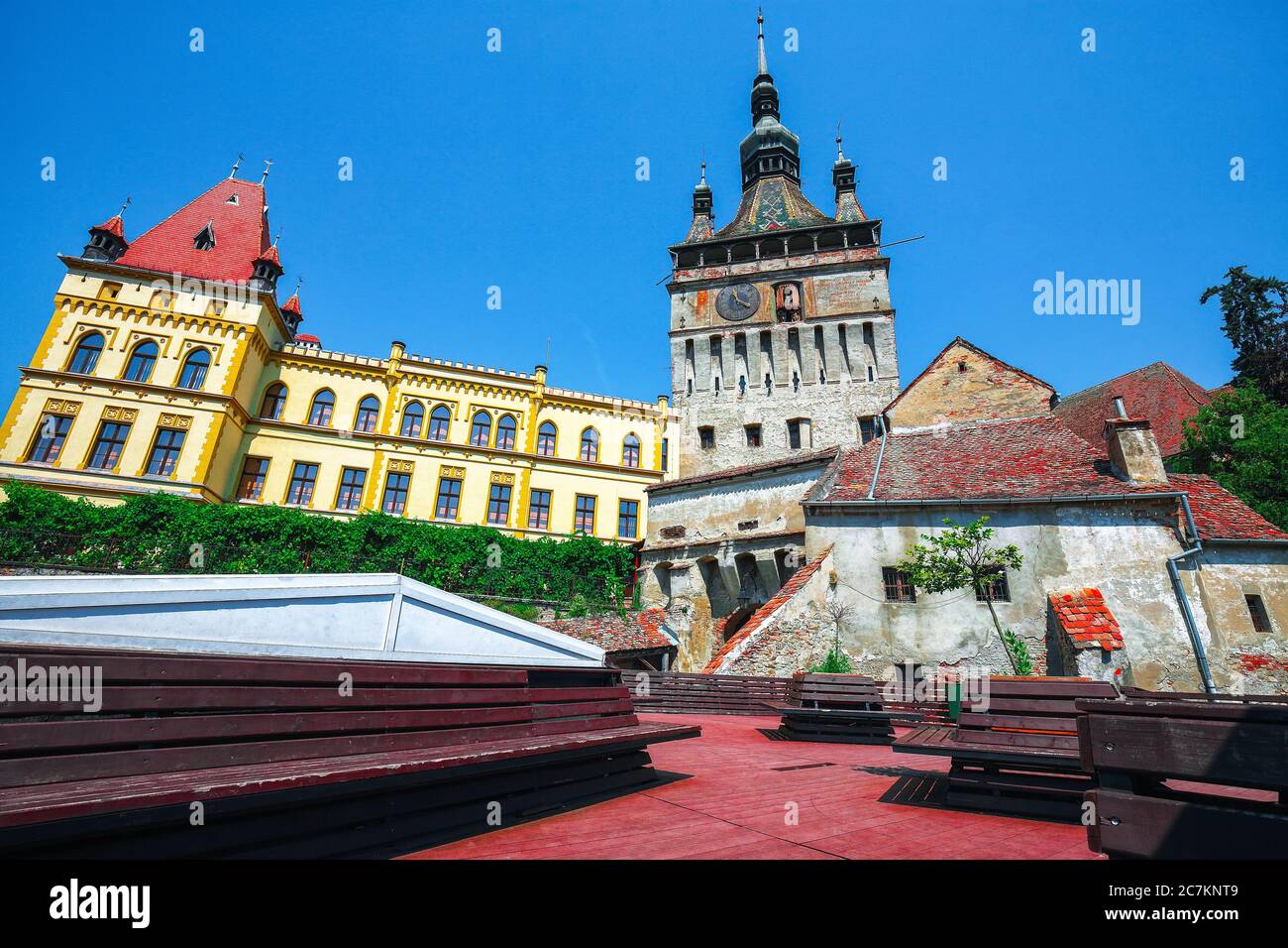 Berühmter Uhrturm von Sachsen in der schönen touristischen Stadt Sighisoara gebaut. Rastplatz mit Bänken, Sighisoara, Siebenbürgen, Rumänien, Europa Stockfoto