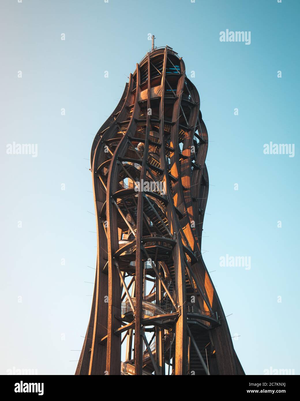 Der Pyramidenkogel ist der höchste hölzerne Aussichtsturm der Welt und  beherbergt auch die höchste Baurutsche Europas. Seine Höhe beträgt 27 Meter  Stockfotografie - Alamy