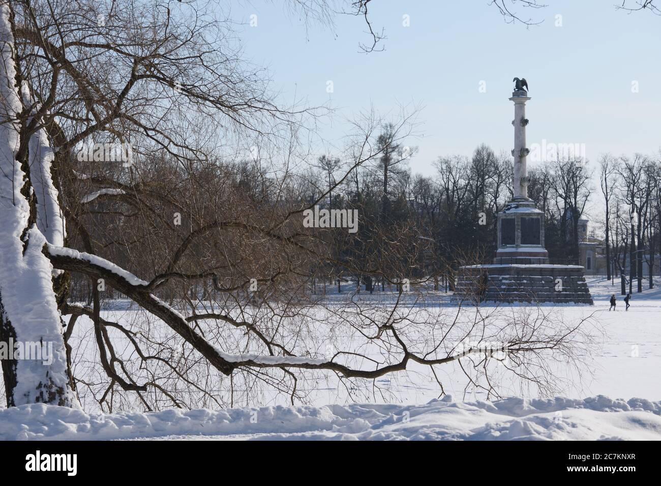 Puschkin, St. Petersburg, Russland: Chesme-Säule im Großen Teich des Katharineparks. Stockfoto