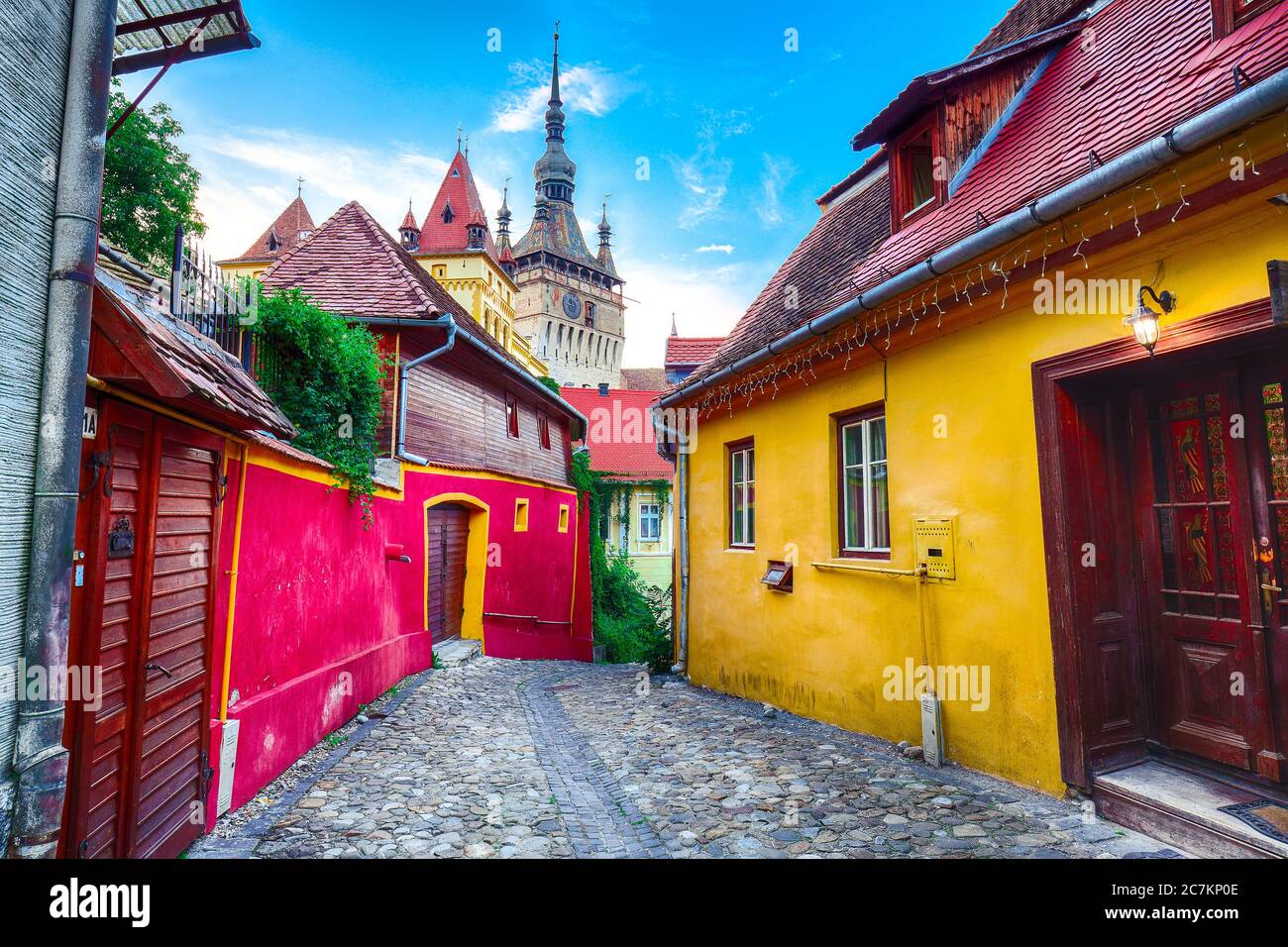 Atemberaubende Sommer Blick auf die mittelalterliche Stadt Sighisoara Stadt und Uhrturm von Sachsen, Siebenbürgen, Rumänien, Europa gebaut Stockfoto