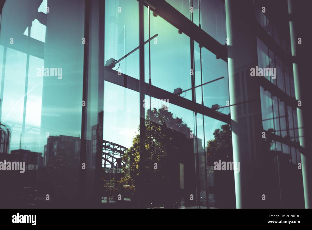 An der Hackerbrücke leben, leben und arbeiten Sie modern in München, der bayerischen Landeshauptstadt an der Isar. Stockfoto