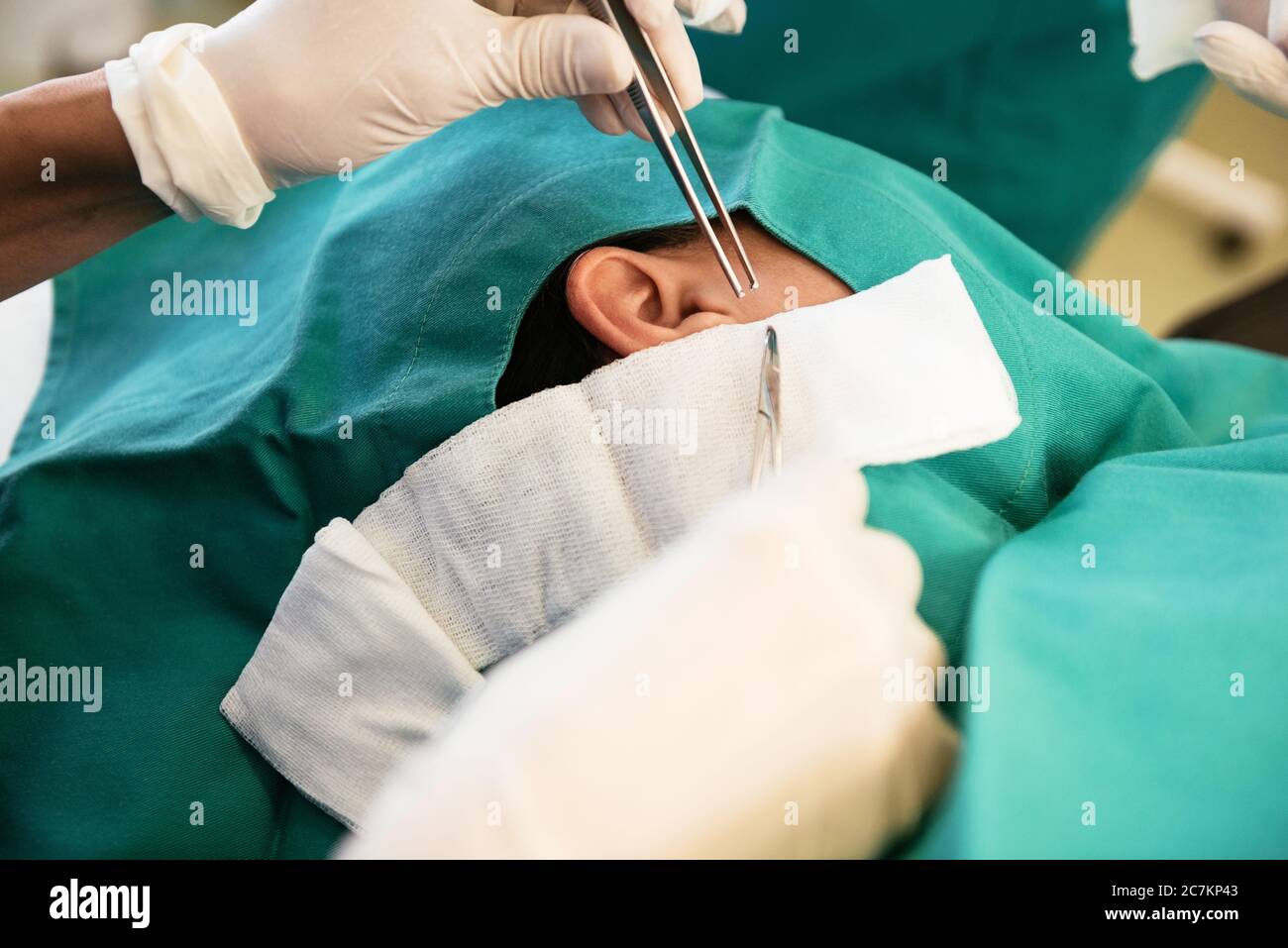 Medizinisches Team von Chirurgen im Krankenhaus tun minimale chirurgische Eingriffe. Stockfoto
