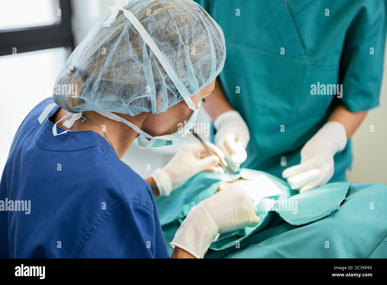 Operationsteam im Operationssaal. Professioneller Arzt, der eine Operation durchführt Stockfoto