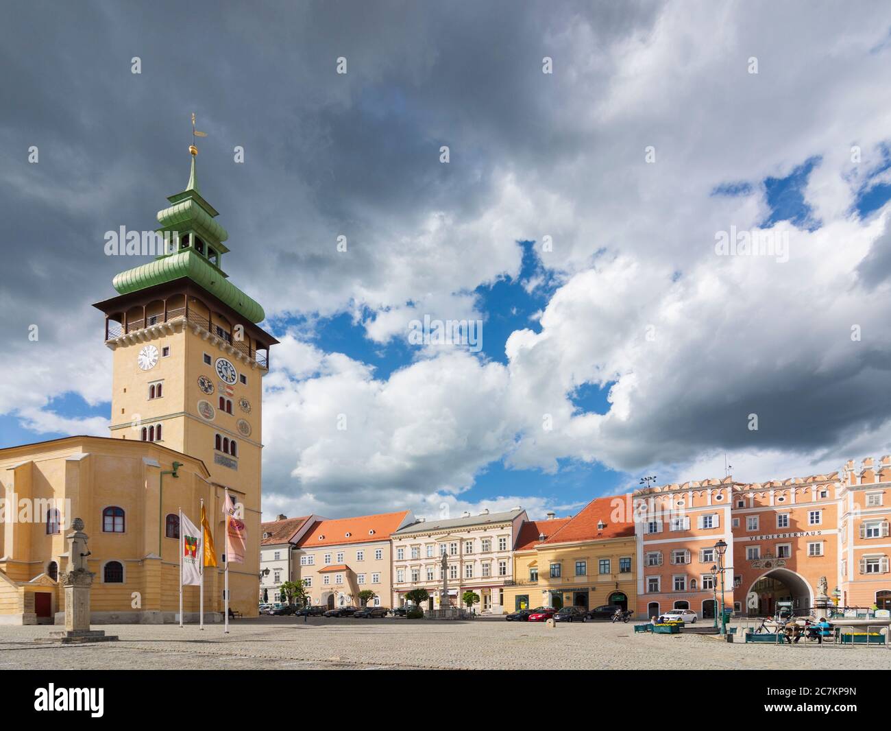 Retz, Hauptplatz mit Rathaus, Verderberhaus (rechts), im Weinviertel, Niederösterreich / Niederösterreich, Österreich Stockfoto