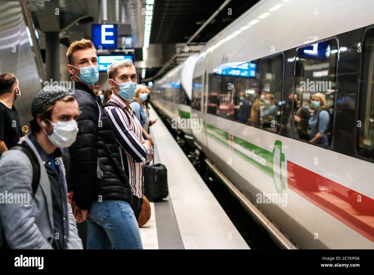 Berlin, Deutschland - Juli 2020: Menschen mit Maske warten auf ICE-Zug am Bahnsteig am Bahnhof (Berlin Hauptbahnhof) Stockfoto