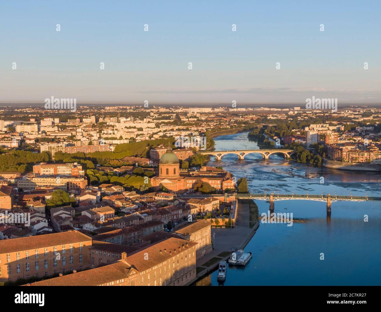 Luftaufnahme des Stadtzentrums von Toulouse, des Saint Joseph Dome und des Flusses Garonne, Frankreich Stockfoto