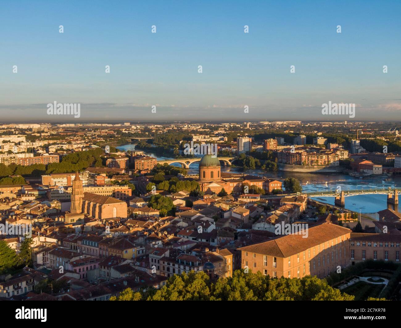 Luftaufnahme des Stadtzentrums von Toulouse, des Saint Joseph Dome und des Flusses Garonne, Frankreich Stockfoto