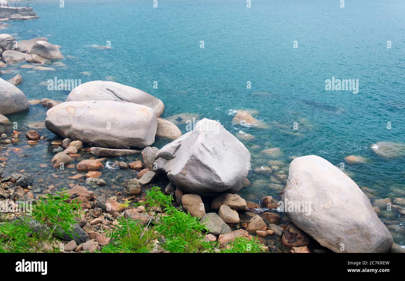 Große Granitfelsen an den Ufern des ostchinesischen Meeres im malerischen Gebiet des Taiqing Palastes in der Provinz Qingdao China shandong. Stockfoto