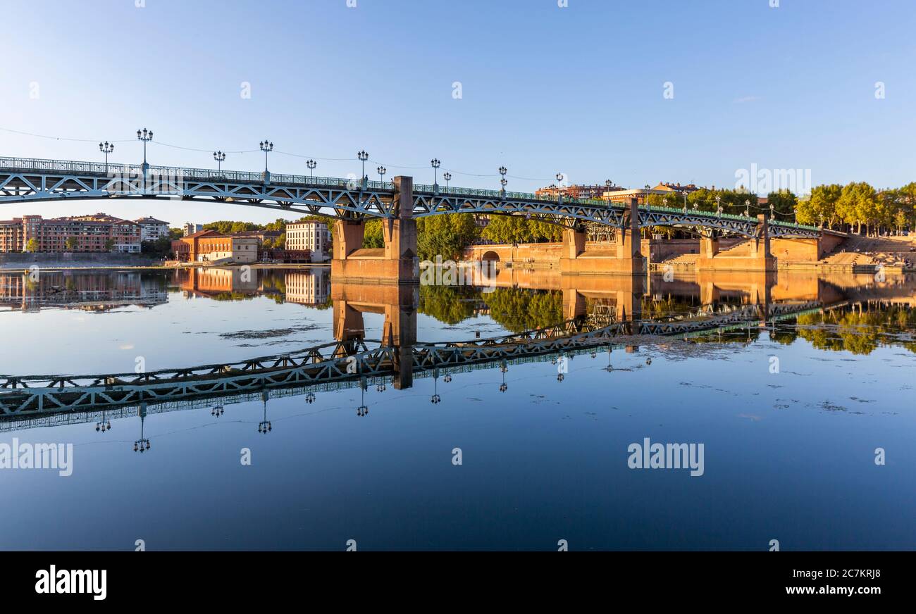 Schöne Reflexion der Saint Pierre Brücke in der Garonne, Toulouse Stockfoto