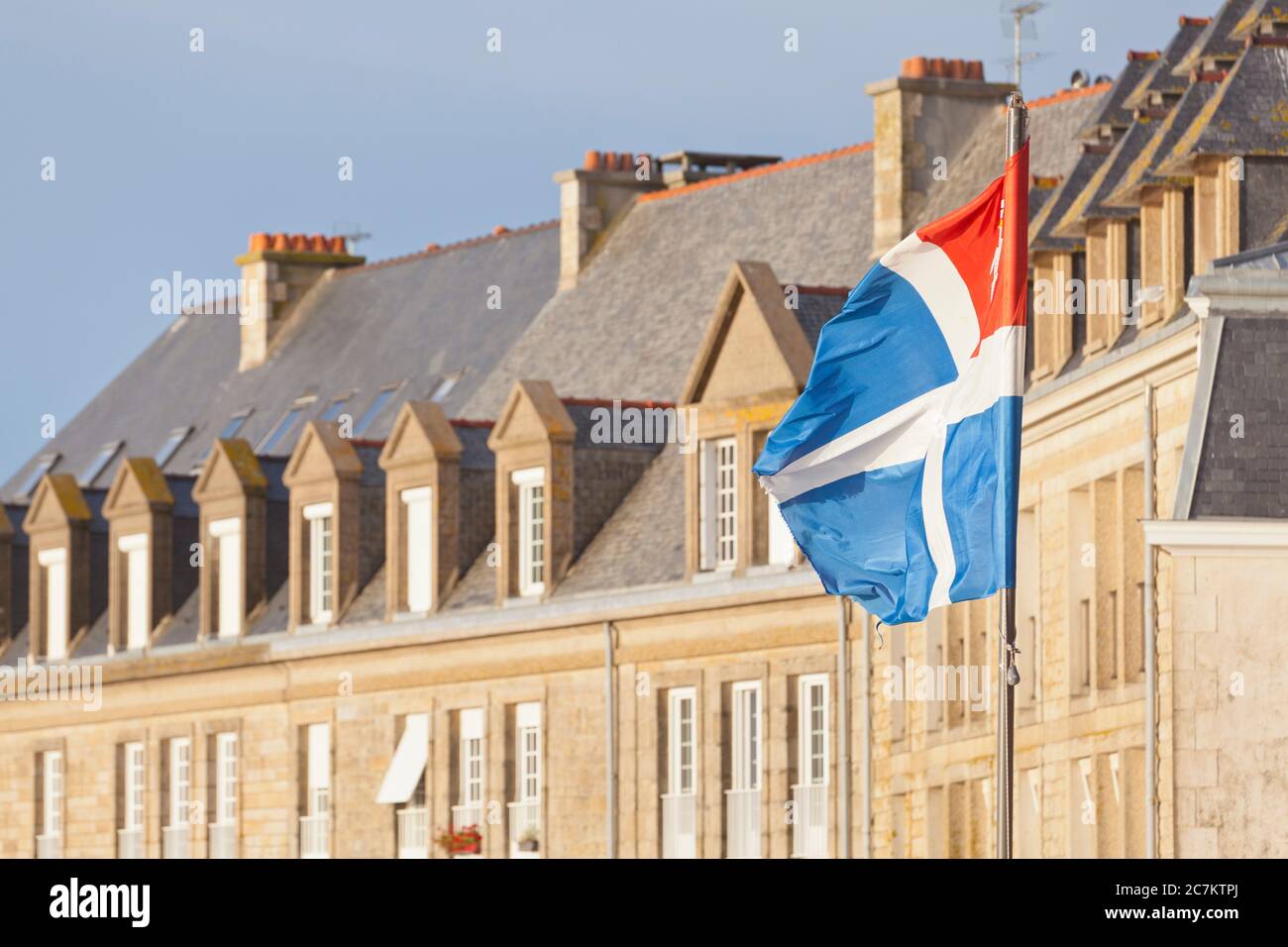 Flagge von Saint Malo mit Häusern im Hintergrund, Cote Armor, Bretagne, Stadt, Frankreich, Europa Stockfoto