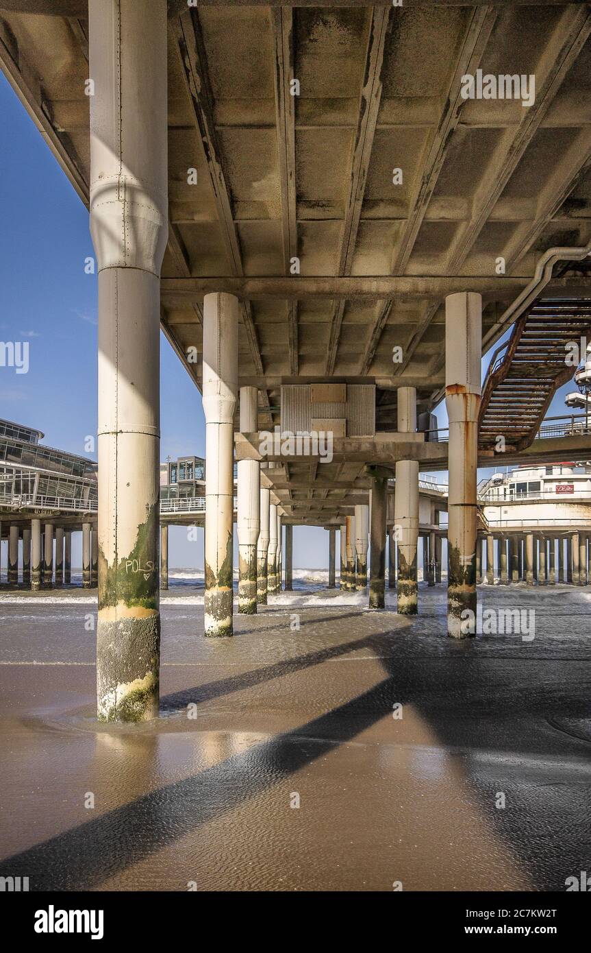 Vertikale Aufnahme von Säulen, die eine Brücke stützen Stockfoto