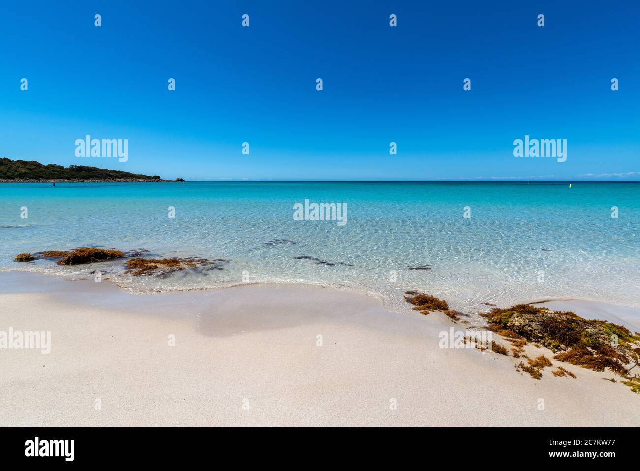 Weitwinkelaufnahme von einigen Felsen auf der Green Bay Strand in Western Australia unter blauem Himmel Stockfoto