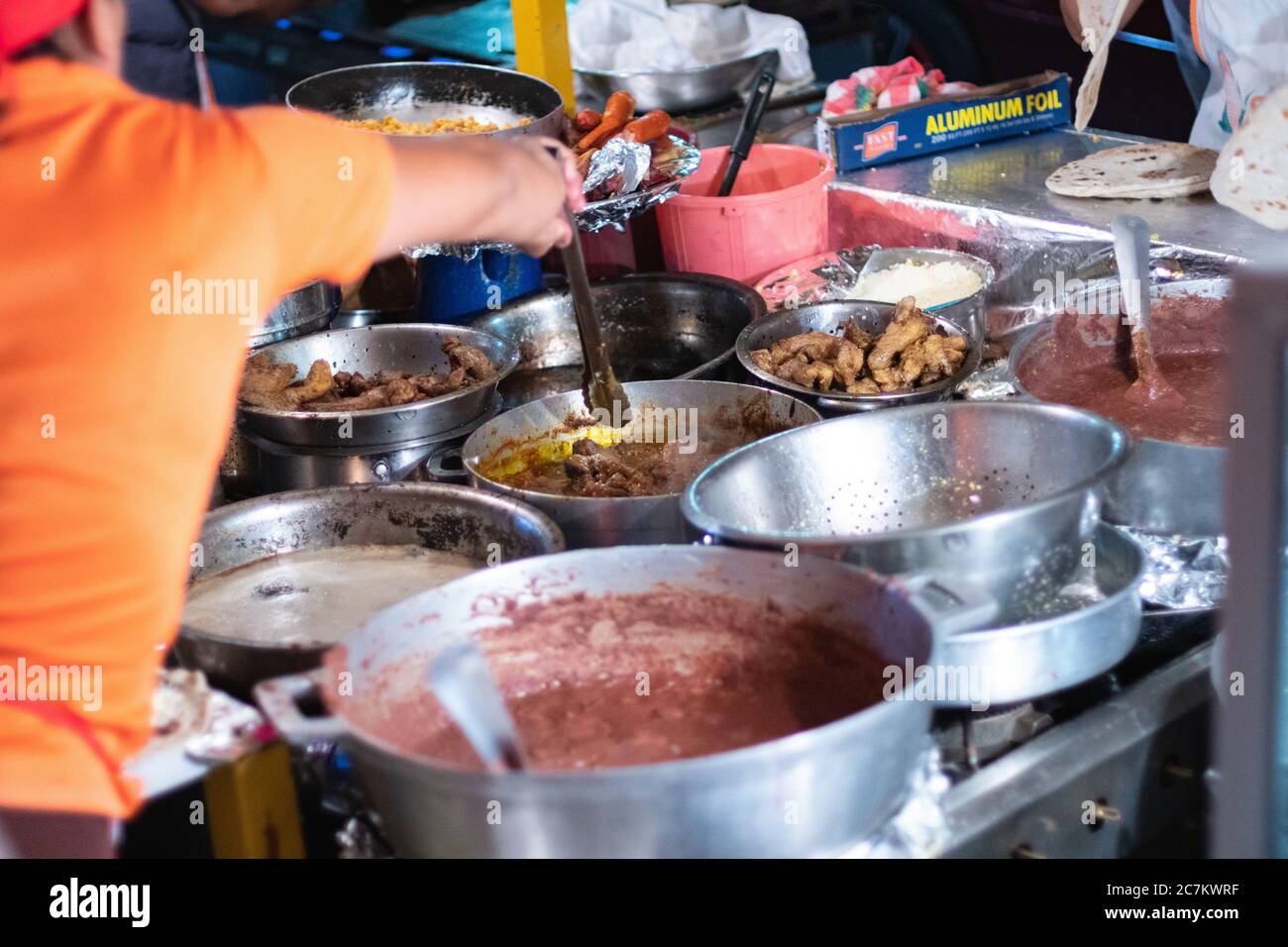 Person Kochen mehrere Arten von Street Food in der Küche In Honduras Stockfoto