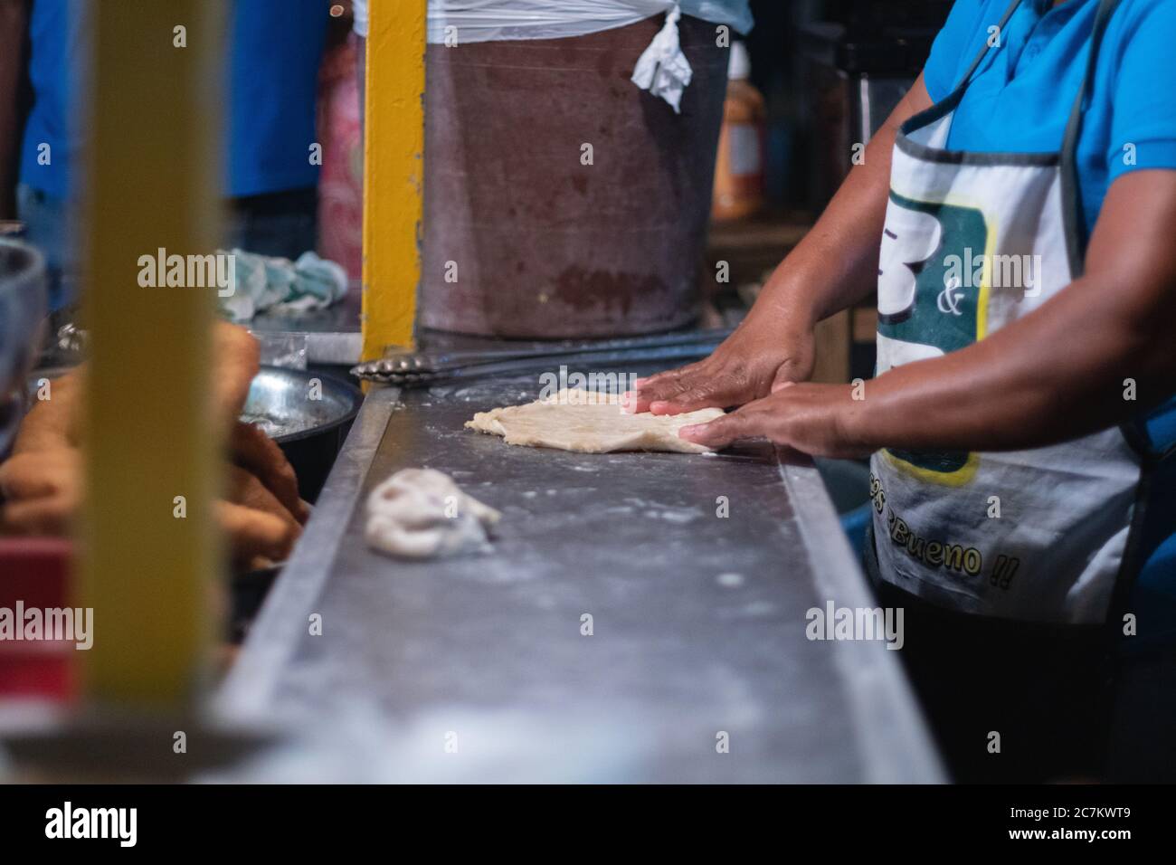 Person, die beliebte kultige baleada Street Food in Honduras Stockfoto