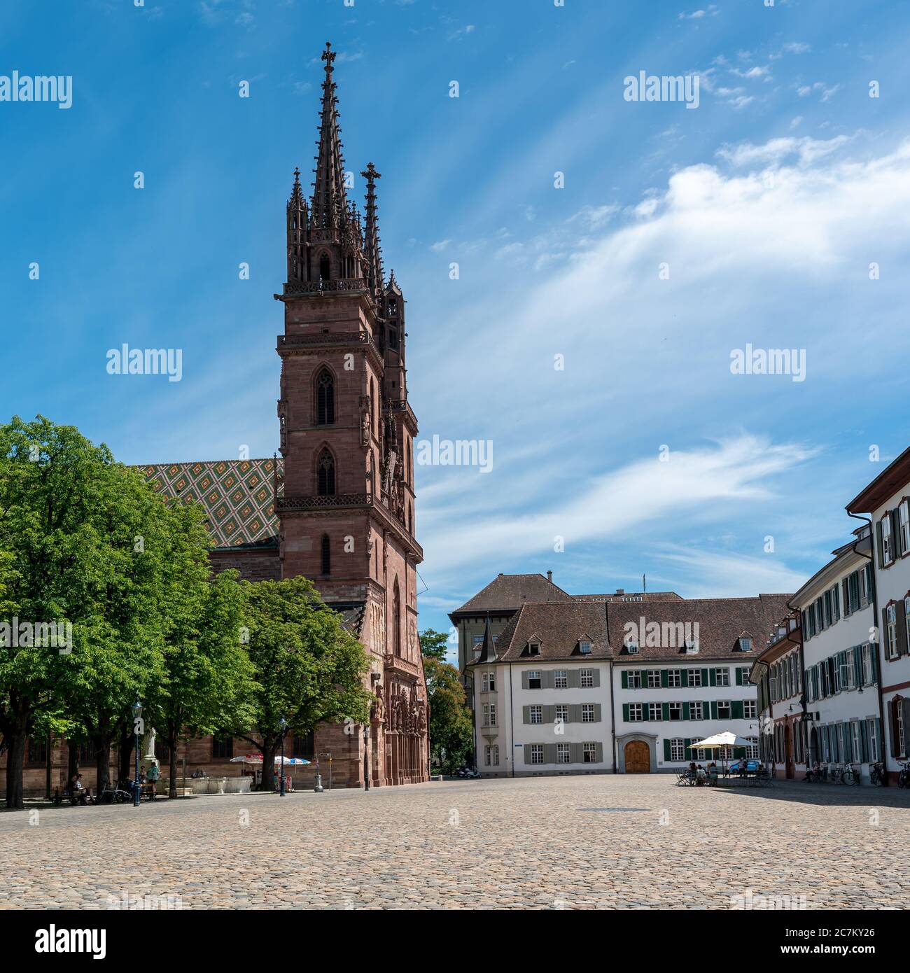 Basel, BL / Schweiz - 8. Juli 2020: Das historische Münster in Basel und der Klosterkirche Stockfoto