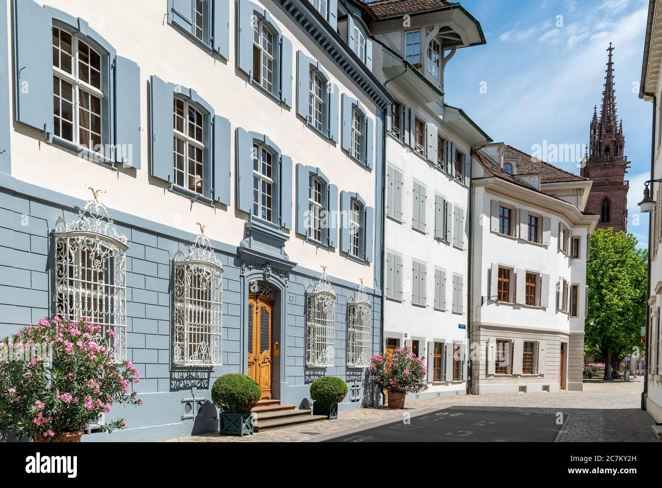 Basel, BL / Schweiz - 8. Juli 2020: Blick auf die historische Altstadt in der Basler Innenstadt Stockfoto