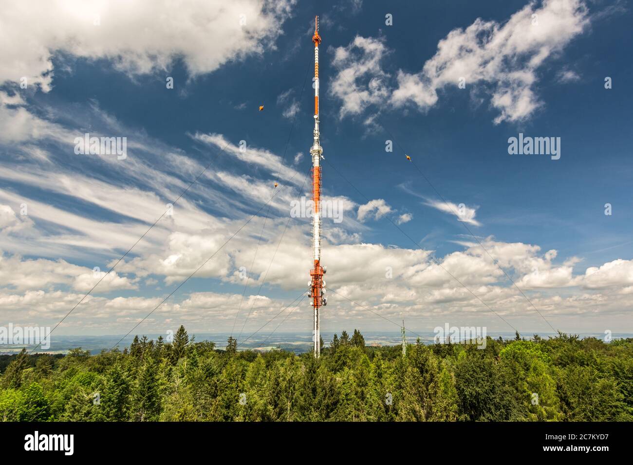 Großer Fernmeldeturm auf dem Raichberg in Süddeutschland Stockfoto