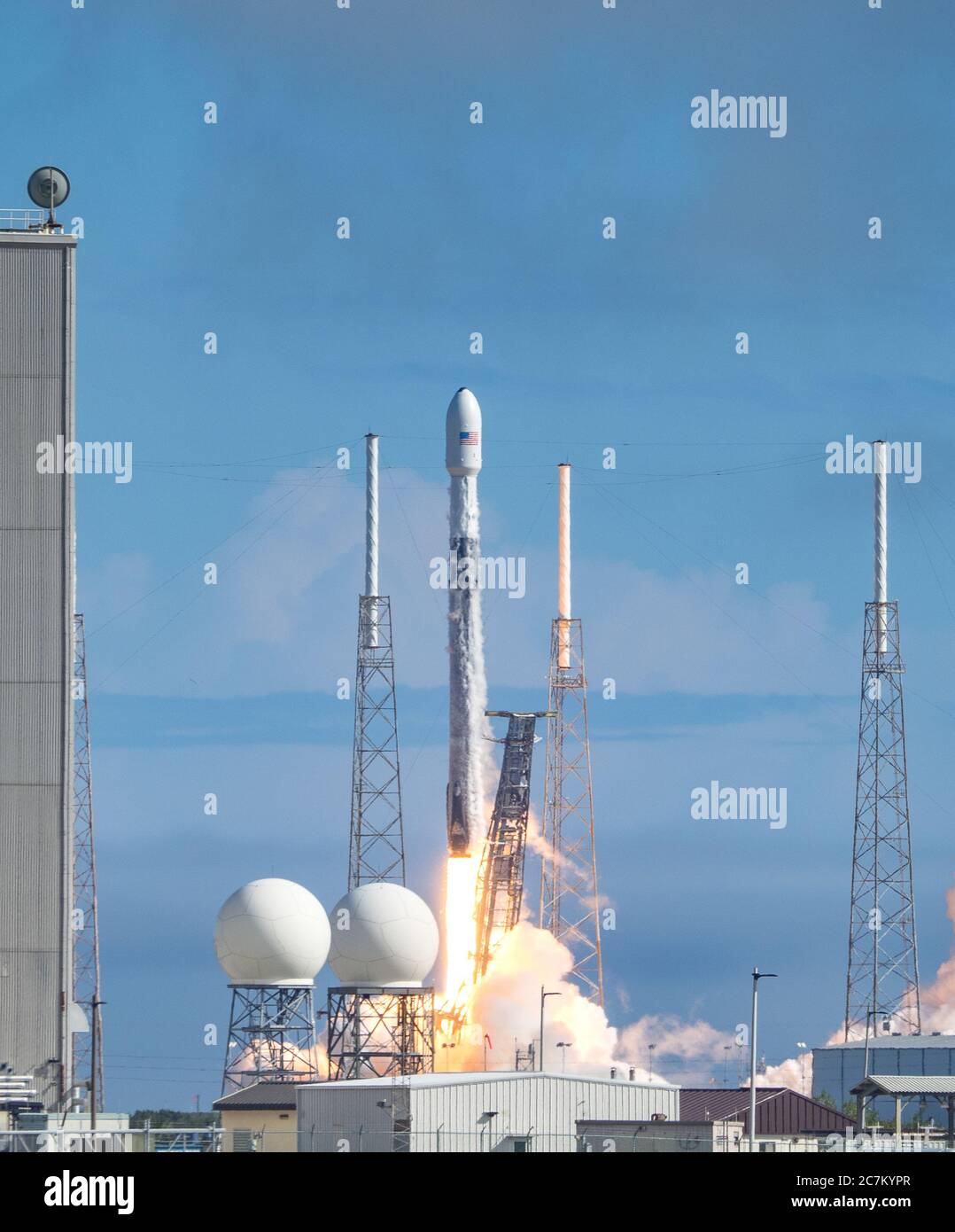 Vertikale Aufnahme des Abliftoff von Falcon 9 mit dem Starlink 4 Payload beim Launch Complex 40 Stockfoto