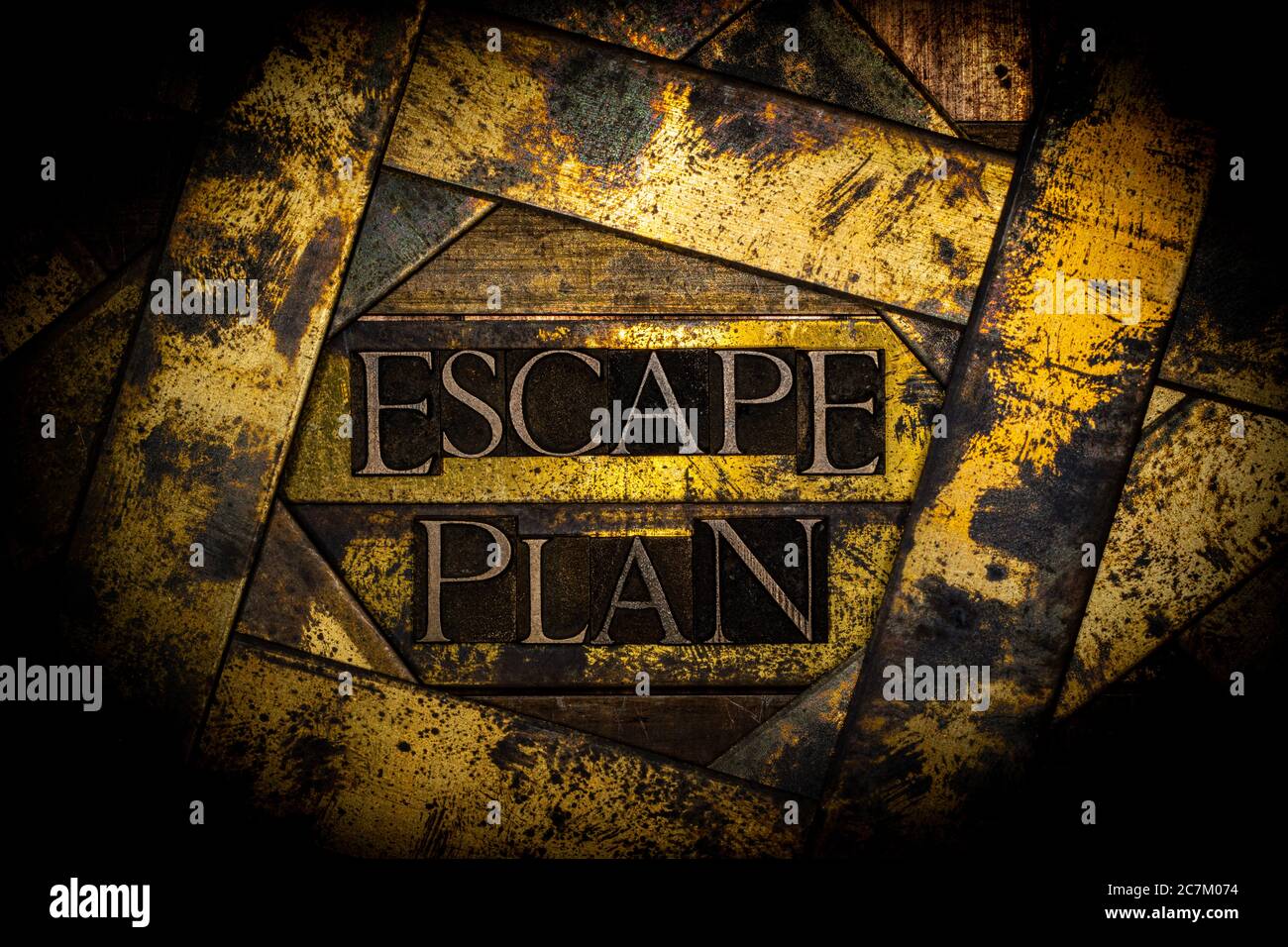 Escape Plan Text mit echten authentischen Buchstaben auf vintage texturierten Silber Grunge Kupfer und Gold Hintergrund gebildet Stockfoto