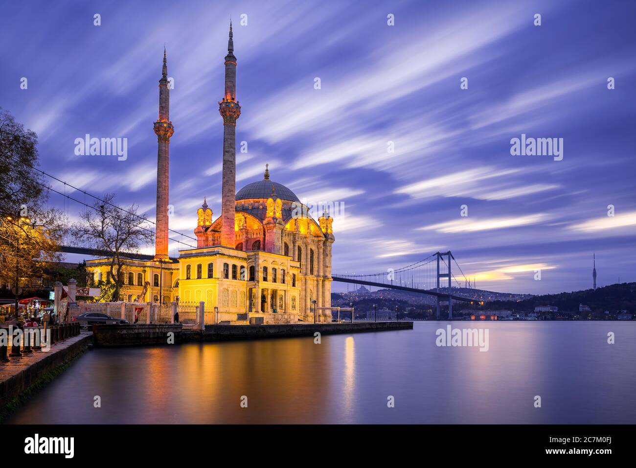 Ortaköy Moschee mit Bosporus Brücke in Istanbul, Türkei bei Nacht Stockfoto