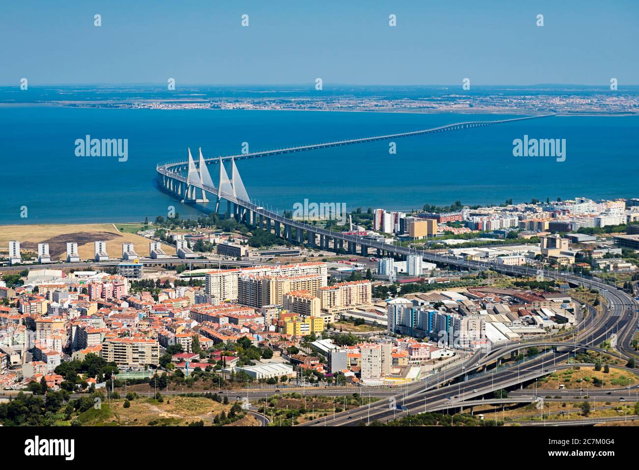 Luftaufnahme der Vasco Da Gama Brücke in Lissabon, Portugal. Aus einem Flugzeug Stockfoto