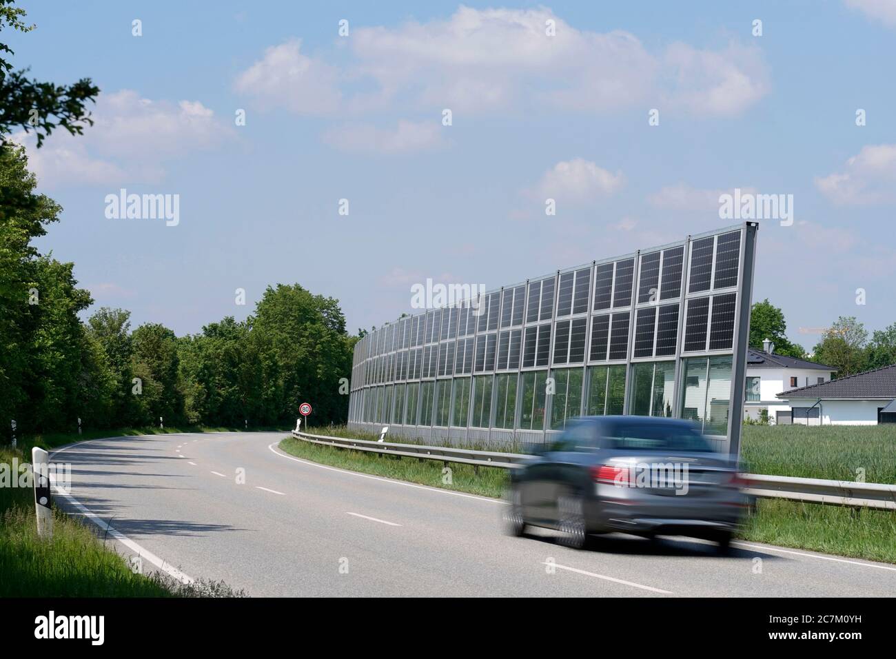 Deutschland, Bayern, Oberbayern, Altötting, Photovoltaik an einer schalldichten Wand, Straße, Verkehr Stockfoto